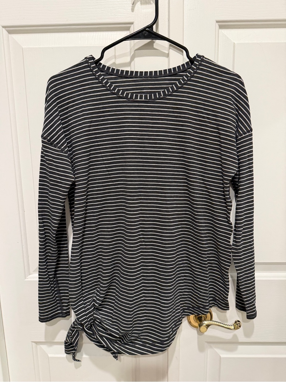 Lululemon Women’s Black & White Striped Long-Sleeve side tie size 4